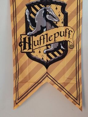 Harry Potter Hufflepuff Shield Banner Hot Topic Exclusive